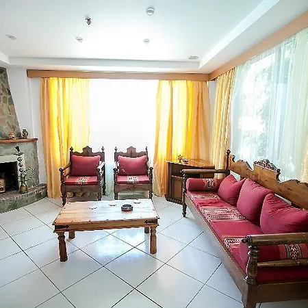Julia Rethymno